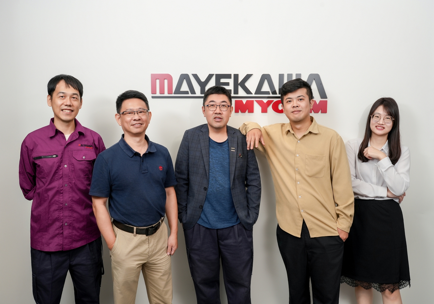 一同檢視工作的兩名同事